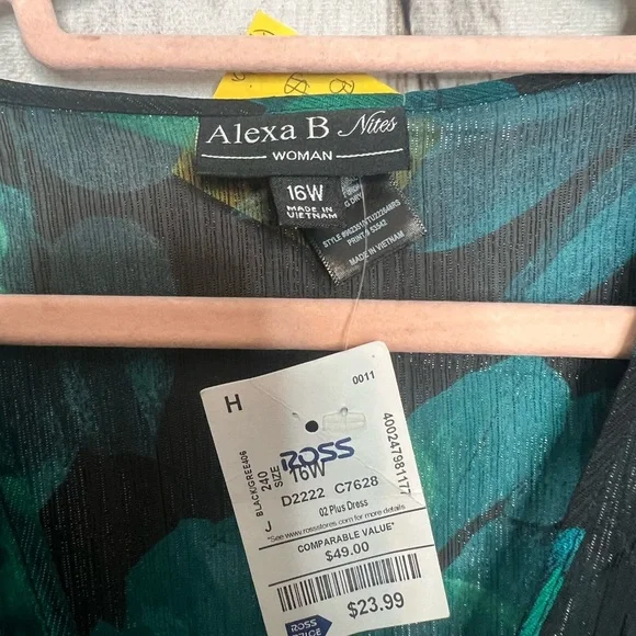 Elegant Green Floral Maxi Dress - Picture 2 of 3